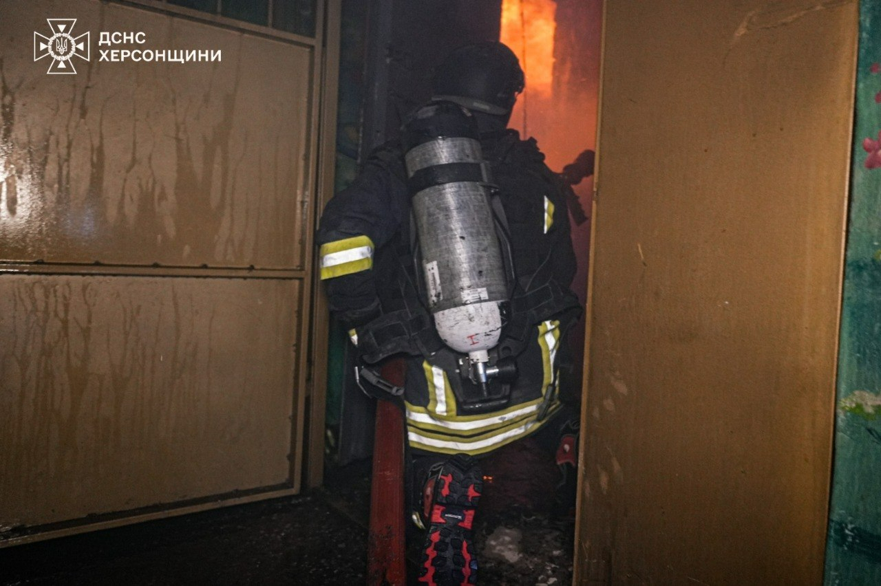 Новини у херсоні внаслідок російських атак 2 людей загинули та 9 постраждали 2026 hersoni vnaslidok rosiysykih atak lyudey zaginuli postr 1 новини російські війська атакували багатоповерхівку у херсоні: 2 людей загинули, 9 постраждали. Джерело: дснс україни... Iustitia. Bg у херсоні внаслідок російських атак 2 людей загинули та 9 постраждали 2026 2026-06-03 21:17:00 справедливість - юстиция новини