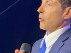 Pier Silvio Berlusconi dopo l’incidente si commuove davanti ai dipendenti Mediaset 2026 Pier Silvio Berlusconi dopo l'incidente si commuove davanti ai dipendenti Mediaset 2026