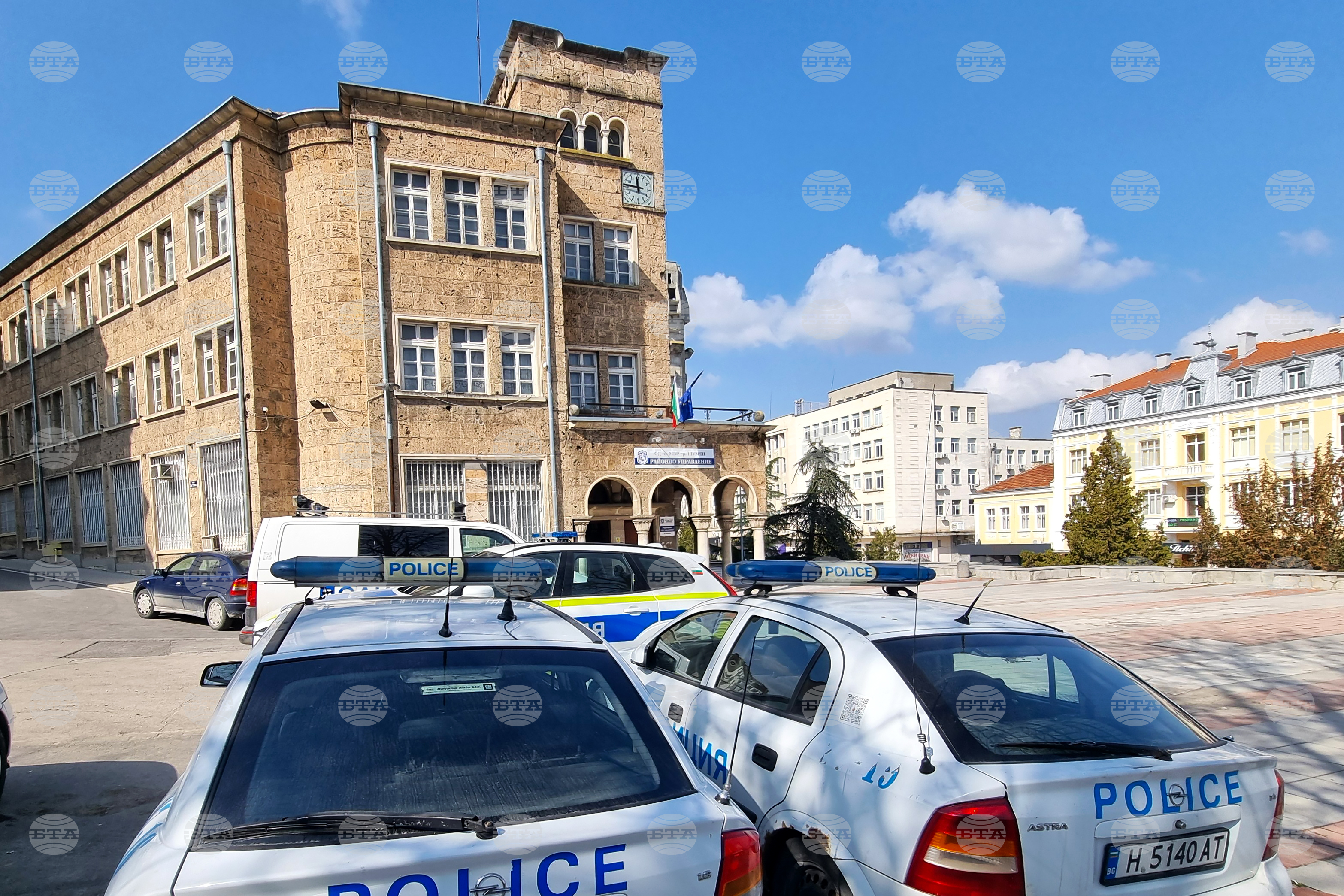 България полицаи задържаха мъж от шумен, нанесъл побой на жена, с която живее на семейни начала 2026 politsai zadarzhaha mazh shumen nanesal poboy zhena koy българия полицаи задържаха 47-годишен мъж от шумен, след като нанесъл побой в условията на домашно насилие на 39-годишна жена... Iustitia. Bg полицаи задържаха мъж от шумен, нанесъл побой на жена, с която живее на семейни начала 2026 2026-06-04 10:45:56 юстиция българия