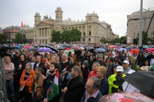 Demonstration protesters call on péter magyar to stop his campaign of bullying against president sulyok 2026 protesters call ter magyar stop his campaign bullying a 14 demonstration iustitia. Bg large crowds have gathered in front of the sándor palace, the president’s official residence in buda... Iustitia. Bg protesters call on péter magyar to stop his campaign of bullying against president sulyok 2026 2026-06-07 19:18:37 justice - iustitia. Bg demonstration