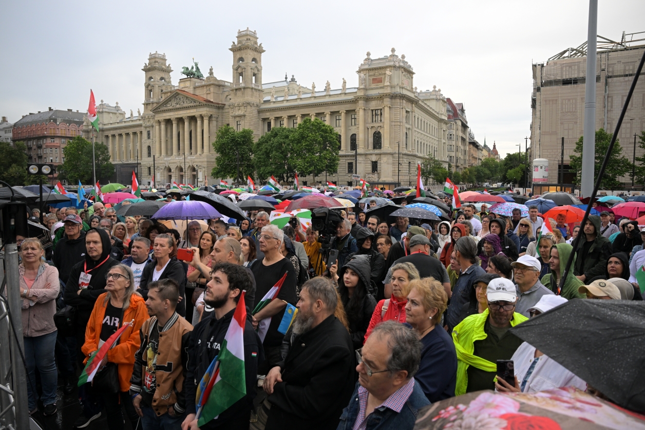 Demonstration protesters call on péter magyar to stop his campaign of bullying against president sulyok 2026 protesters call ter magyar stop his campaign bullying a 18 demonstration iustitia. Bg large crowds have gathered in front of the sándor palace, the president’s official residence in buda... Iustitia. Bg protesters call on péter magyar to stop his campaign of bullying against president sulyok 2026 2026-06-07 19:18:37 justice - iustitia. Bg demonstration