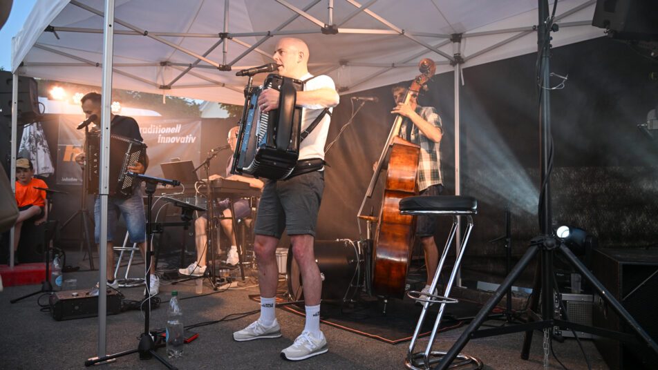 Schlatt-haslen volksfeststimmung: wandern, geniessen, feiern 2026 volksfeststimmung wandern geniessen feiern 2026 11 schlatt-haslen auch die achte austragung der genuss- und bierwanderung war wiederum in kürze ausverkauft. Denn dem erfolgsrezept... Iustitia. Bg volksfeststimmung: wandern, geniessen, feiern 2026 2026-06-02 10:20:44 justiz schlatt-haslen
