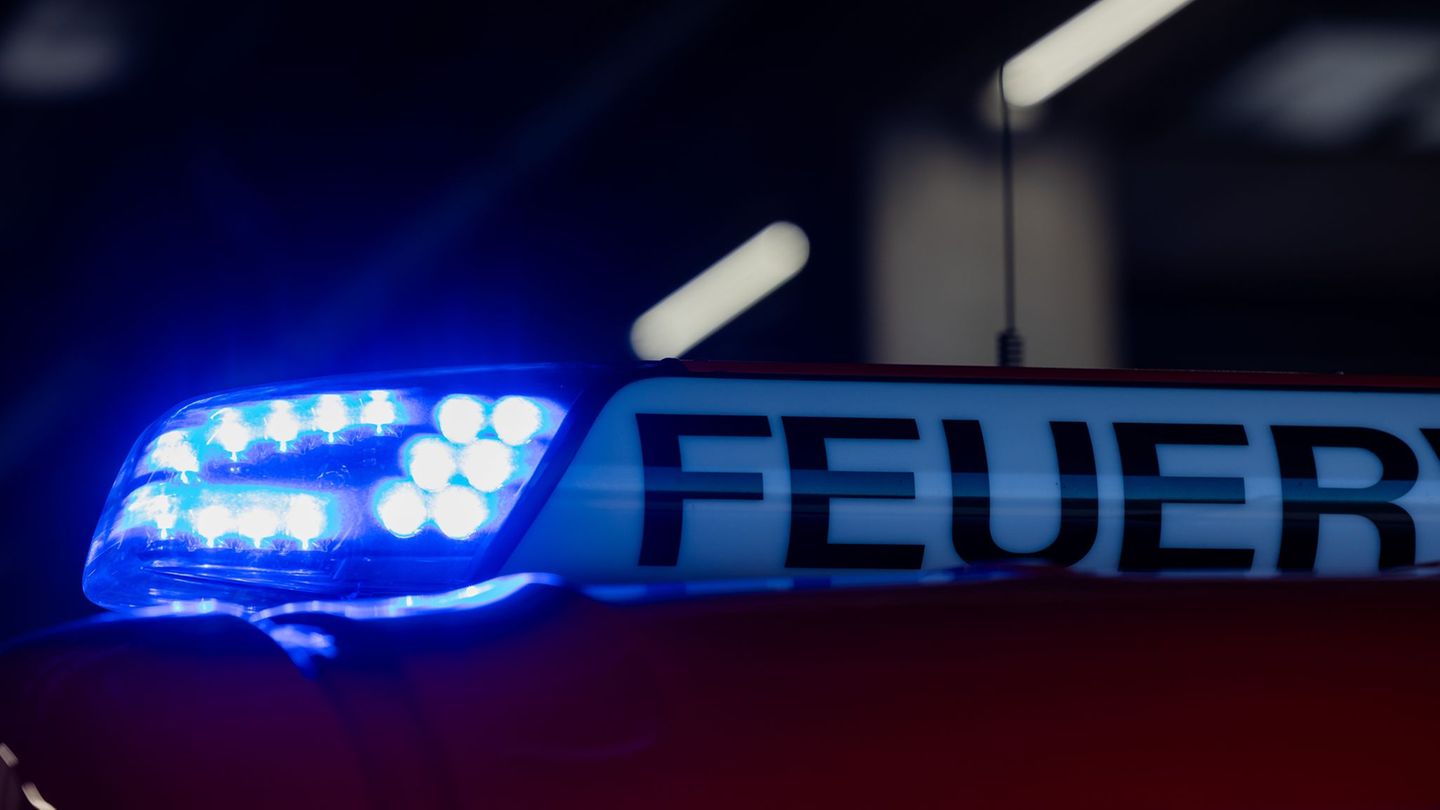 10. 000 kubikmeter: großer schrotthaufen in duisburg in flammen 2026