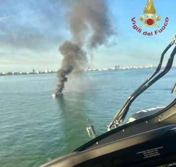 100 meter vor strand - jesolo: jacht gerät in brand und versinkt 2026