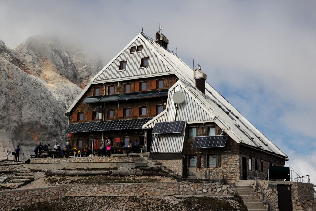 Že 130 let pod svojo streho pohodnike in alpiniste sprejema koča na kredarici 2026