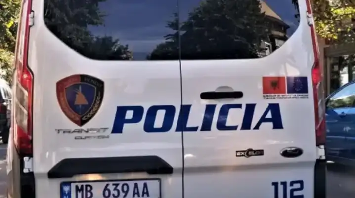 Aksident në kamëz, 26-vjeçari godet automjetin e policisë. Dy efektivë në spital 2026 aksident kam vje ari godet automjetin policis efektiv s tiranë – drejtoria vendore e policisë tiranë ka reaguar lidhur me një aksident të ndodhur në kamëz, ku një automjet... Iustitia. Bg aksident në kamëz, 26-vjeçari godet automjetin e policisë. Dy efektivë në spital 2026 2026-08-29 07:07:35 юстиция