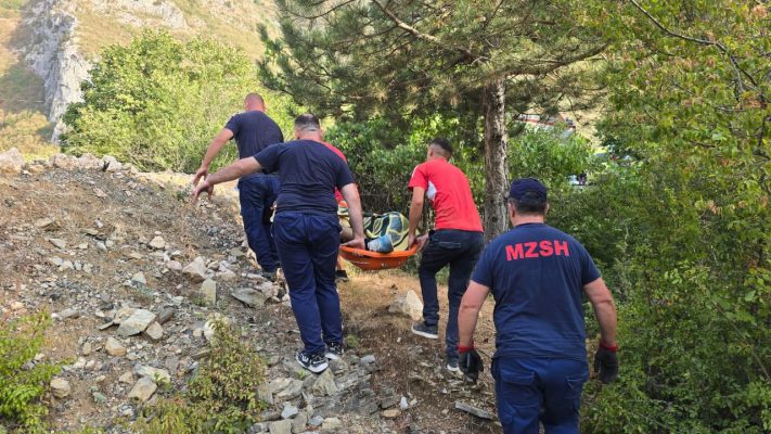 Aksidenti tragjik në mirditë, në makinë tre të rinj, viktimë një 20-vjeçar! Të plagosurit nisen drejt traumës me helikopter 2026