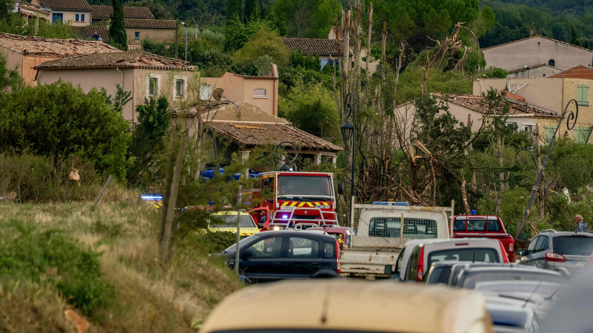 Alarm in frankreich - wütender tornado reißt dächer von den häusern 2026