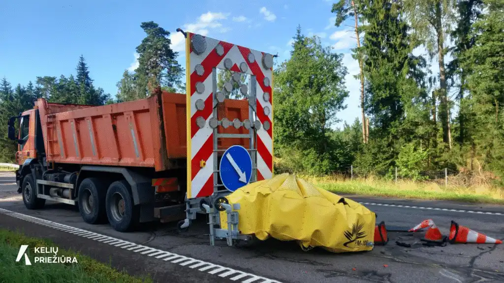 Apgadinti smūgio slopintuvai dar kartą įrodė savo paskirtį: kelininkai ragina neprarasti budrumo 2026