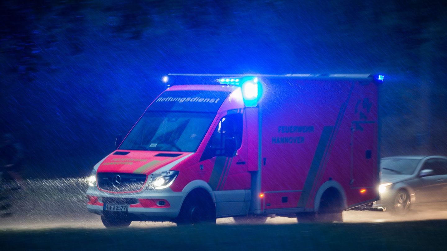 Autos zusammengestoßen: nach überholmanöver: fünf junge erwachsene schwer verletzt 2026