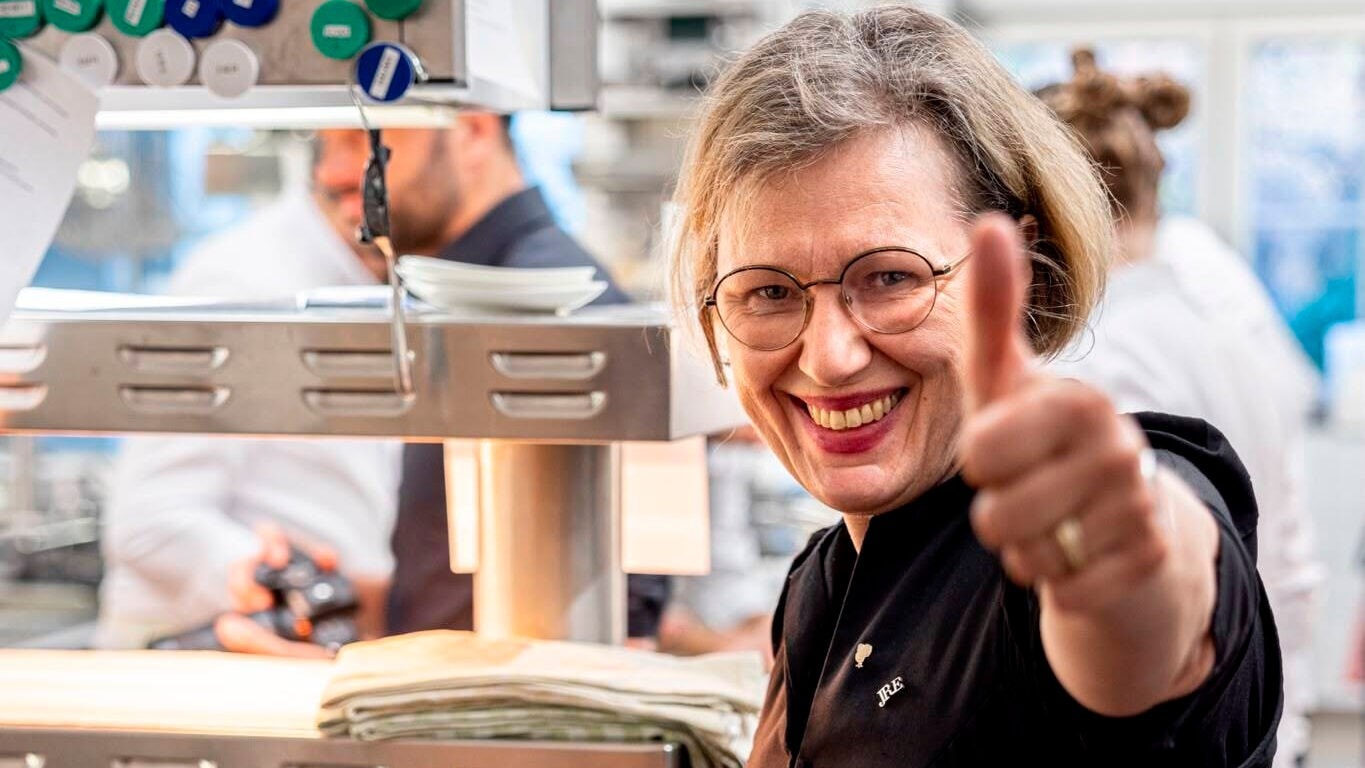 Das schöne am service - 45 jahre kellnerin: „würde das wieder so machen“ 2026