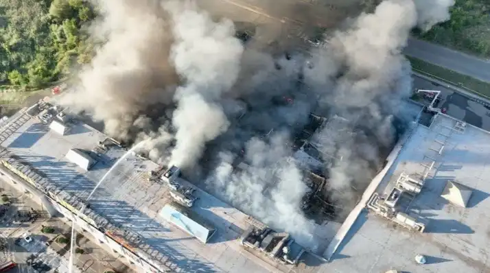 Două atacuri succesive ale rușilor asupra unui mall din Krivoi Rog: 15 morți și 130 de răniți, printre care zeci de copii 2026