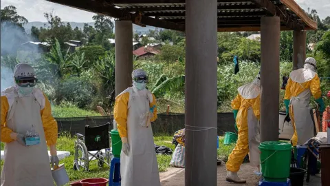 Ebola salgınının ön cephesindeler ama maaşlarını alamıyorlar: Kongo'da sağlık emekçileri ölümle çalışıyor Ebola salgınının ön cephesindeler ama maaşlarını alamıyorlar: Kongo'da sağlık emekçileri ölümle çalışıyor 2026