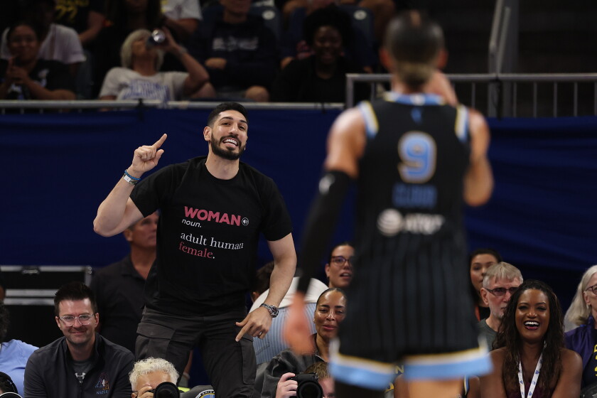 Enes kanter freedom brought middle-school energy to the wnba 2026 - юстиция Chicago, illinois - august 23: former basketball player enes kanter freedom and natasha cloud #9 of the chicago sky yell at one another during the second half between the chicago sky and the indiana fever at wintrust arena on august 23, 2026 in chicago, illinois. Note to user: user expressly acknowledges and agrees that, by downloading and or using this photograph, user is consenting to the terms and conditions of the getty images license agreement. (photo by michael reaves/getty images) org xmit: 776463832