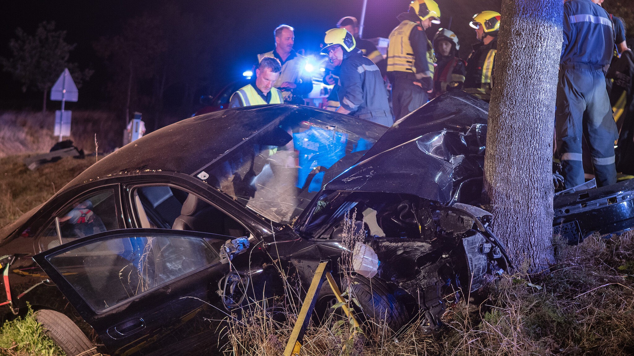 Fahrer eingeklemmt - pkw kracht in baum: fünf teenager in nö verletzt! 2026