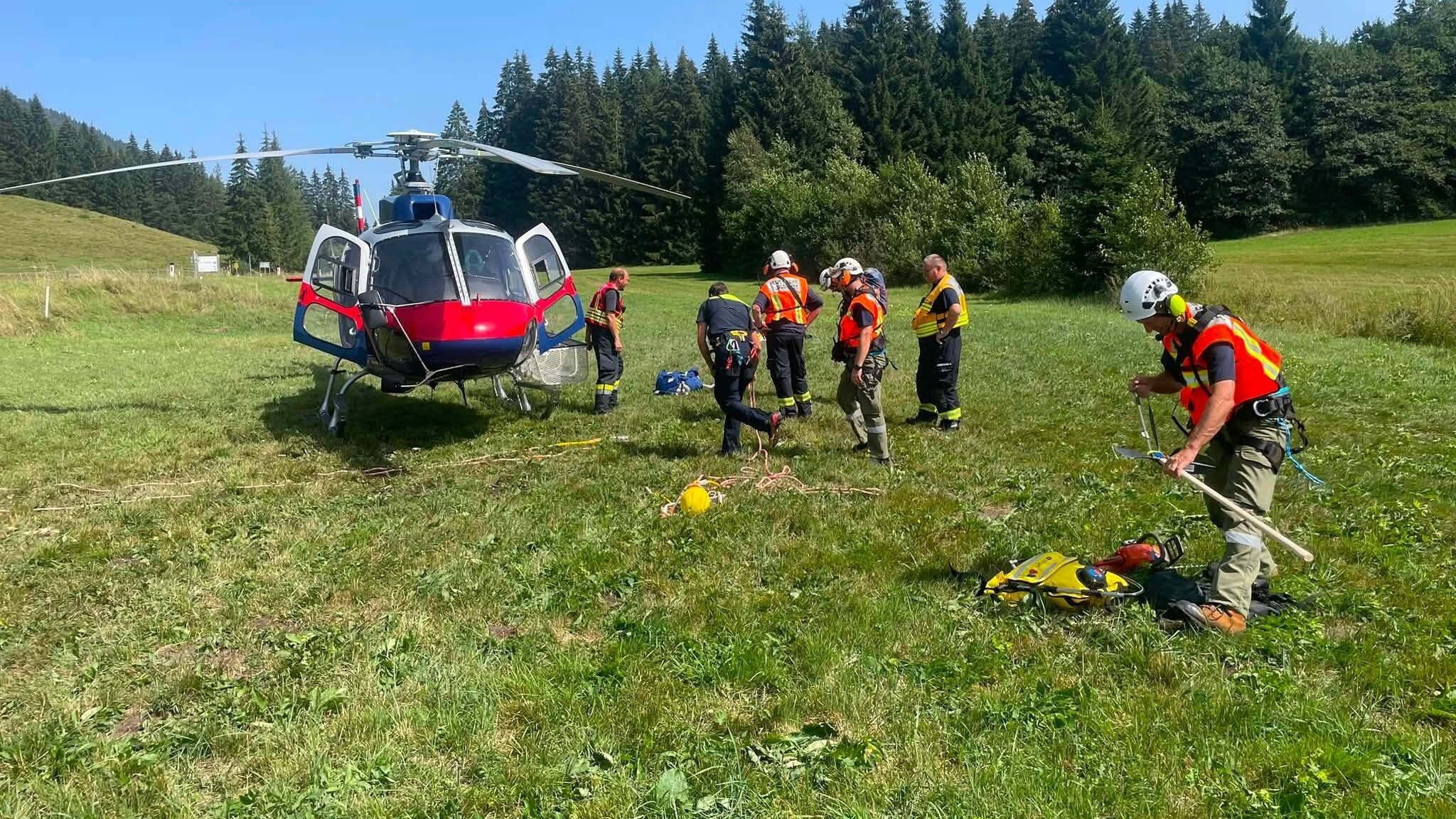 Flammen im wald - 30 wasserabwürfe bei schwierigem brandeinsatz 2026