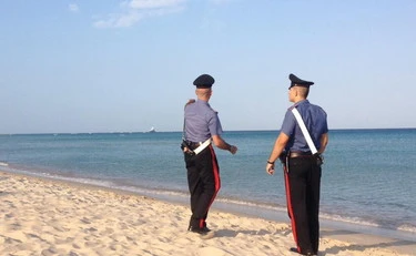 Forte dei Marmi, violenta lite tra stranieri in spiaggia: 30enne sedato e portato via dagli agenti 2026