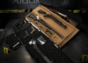 Foto/ u kap bashkë me ergys agasin, ish-zyrtarit të policisë uljan shpataraku i sekuestrohet arsenali i armatimit që iu gjet dhe i hiqet leja! 2026 - юстиция Foto/ u kap bashkë me ergys agasin, ish-zyrtarit të policisë uljan shpataraku i sekuestrohet arsenali i armatimit që iu gjet dhe i hiqet leja! 2026