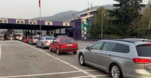 Fundjava e fundit e gushtit dynd edhe më shumë pushuesit kosovarë drejt shqipërisë, kolonë mjetesh dhe radhë në morinë, mbi 52 mijë hyrje në 24 orë! 2026 - юстиция Fundjava e fundit e gushtit dynd edhe më shumë pushuesit kosovarë drejt shqipërisë, kolonë mjetesh dhe radhë në morinë, mbi 52 mijë hyrje në 24 orë! 2026 fundjava fundit gushtit dynd edhe shum pushuesit kosova 1 mëngjesi i kësaj të shtune (29 gusht) nisi po me fluks të lartë qytetarësh e mjetesh në pikën e përbashkët kufitare... Iustitia. Bg fundjava e fundit e gushtit dynd edhe më shumë pushuesit kosovarë drejt shqipërisë, kolonë mjetesh dhe radhë në morinë, mbi 52 mijë hyrje në 24 orë! 2026 2026-08-29 09:03:54 юстиция
