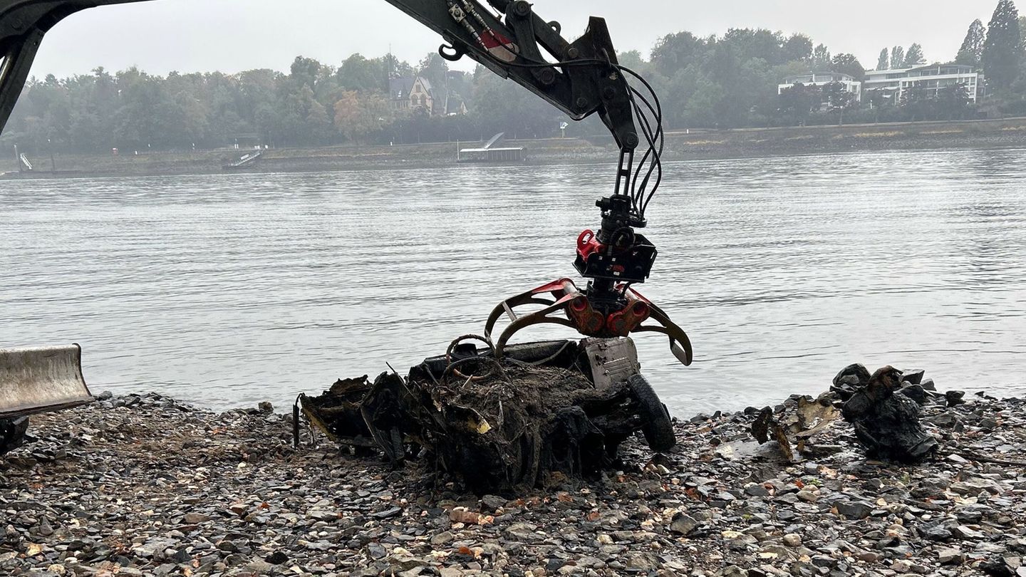 Grausiger Fund im Rhein: Autowrack mit Menschenknochen bei Niedrigwasser entdeckt 2026