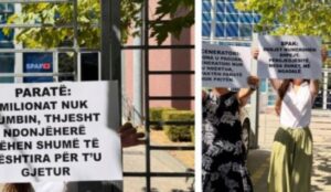 Një grup qytetarësh protestojnë para spak-ut, i kujtojnë dosjet e vjetra dhe të pahetuara! 2026