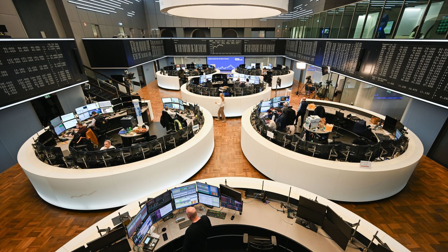 Konjunktur: dax-konzerne machen rekordgeschäfte - und streichen jobs 2026