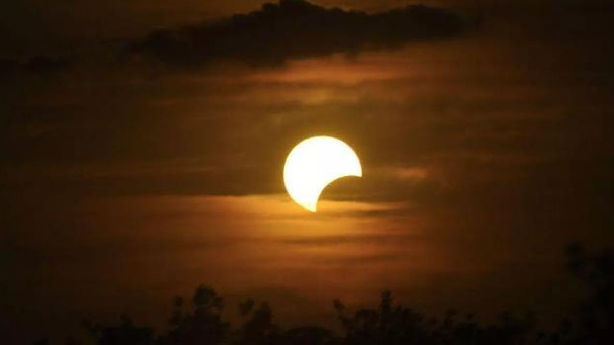 Los bulos sobre el eclipse solar: de que "desaparecerá la gravedad" a que "anuncia la caída de Pedro Sánchez"