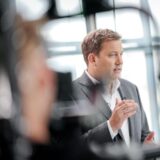 Lars klingbeil (spd), bundesminister der finanzen, vizekanzler und spd-bundesvorsitzender, spricht im sommerinterview bei sat. 1 :newstime zum moderator.