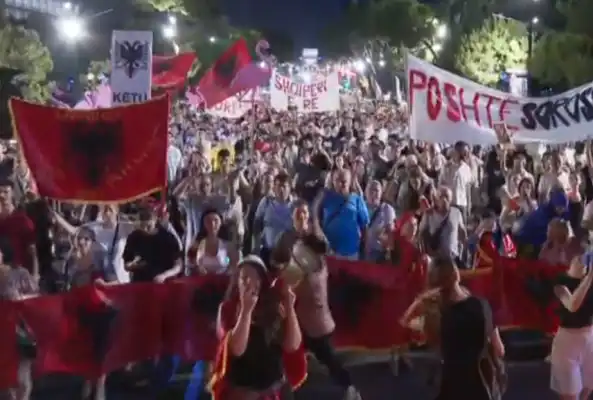 Mbyllet dita e 90 e protestës, qytetarët nisin marshimin në rrugë 2026