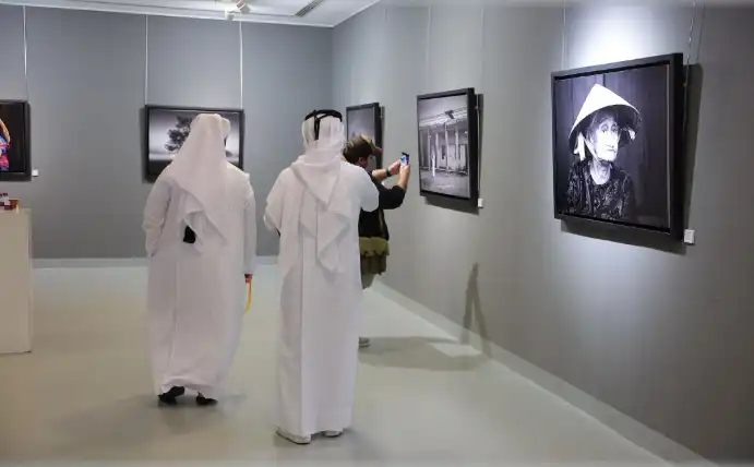 مصورو قطر يحتفلون بيومهم العالمي في معرض يستمر شهرا كاملا 2026