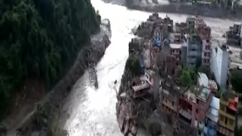 Nepal, un video aereo mostra l'impatto delle inondazioni 2026