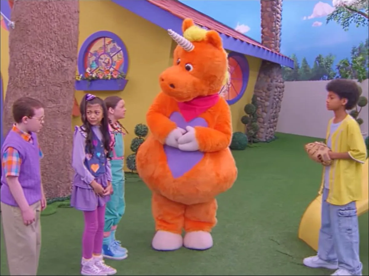 Ο Buddy μαζί με παιδιά στο πολύχρωμο πλατό της τηλεοπτικής εκπομπής It’s Buddy!
