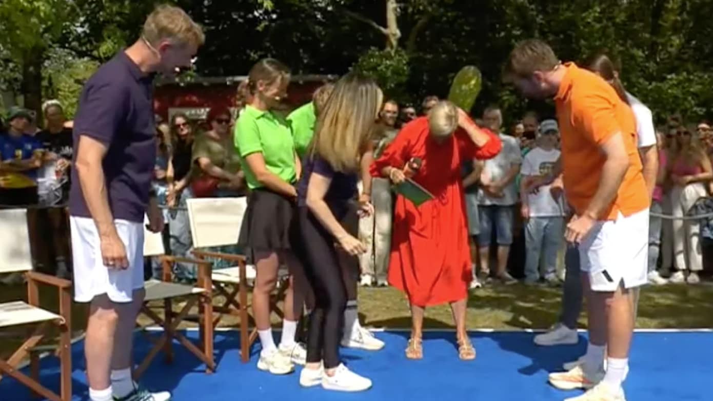Panik in live-sendung - „fernsehgarten“-moderatorin von insekt gestochen 2026