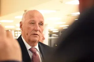 Почина норвешкиот крал харалд 2026 - правда - юстиция Почина норвешкиот крал харалд 2026 pochina norveshkiot kral harald 2026 3 iustitia. Bg кралот харалд v од норвешка почина на 89-годишна возраст, објави палатата во осло, со што се активира наследувањето на неговиот син, хакон, чијашто поврзаност на сопругата... Почина норвешкиот крал харалд 2026 2026-08-28 07:37:35 правда - юстиция