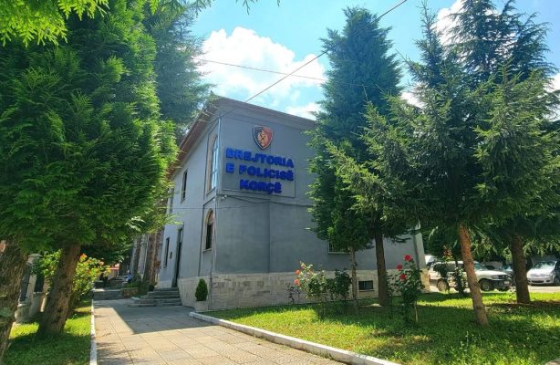 Policia arreston dy vëllezërit në korçë, u zunë me fqinjët për fëmijët që luanin në lagje 2026