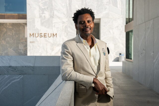 Presidential fashion Friday? Chicagoans head to Obama Center in tan suits 2026