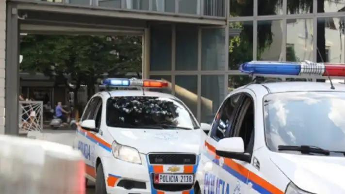 Pronari lë ndezur makinën dhe zbret, italiani i vjedh audi q5, përplas disa makina dhe plagos një polic para arrestimit 2026 pronari ndezur makin dhe zbret italiani vjedh audi rpla një italian u arrestua në tiranë nga efektivët e komisariatit nr. 6 dhe policisë rrugore, pasi vodhi një makinë tip... Iustitia. Bg pronari lë ndezur makinën dhe zbret, italiani i vjedh audi q5, përplas disa makina dhe plagos një polic para arrestimit 2026 2026-08-30 07:53:45 юстиция