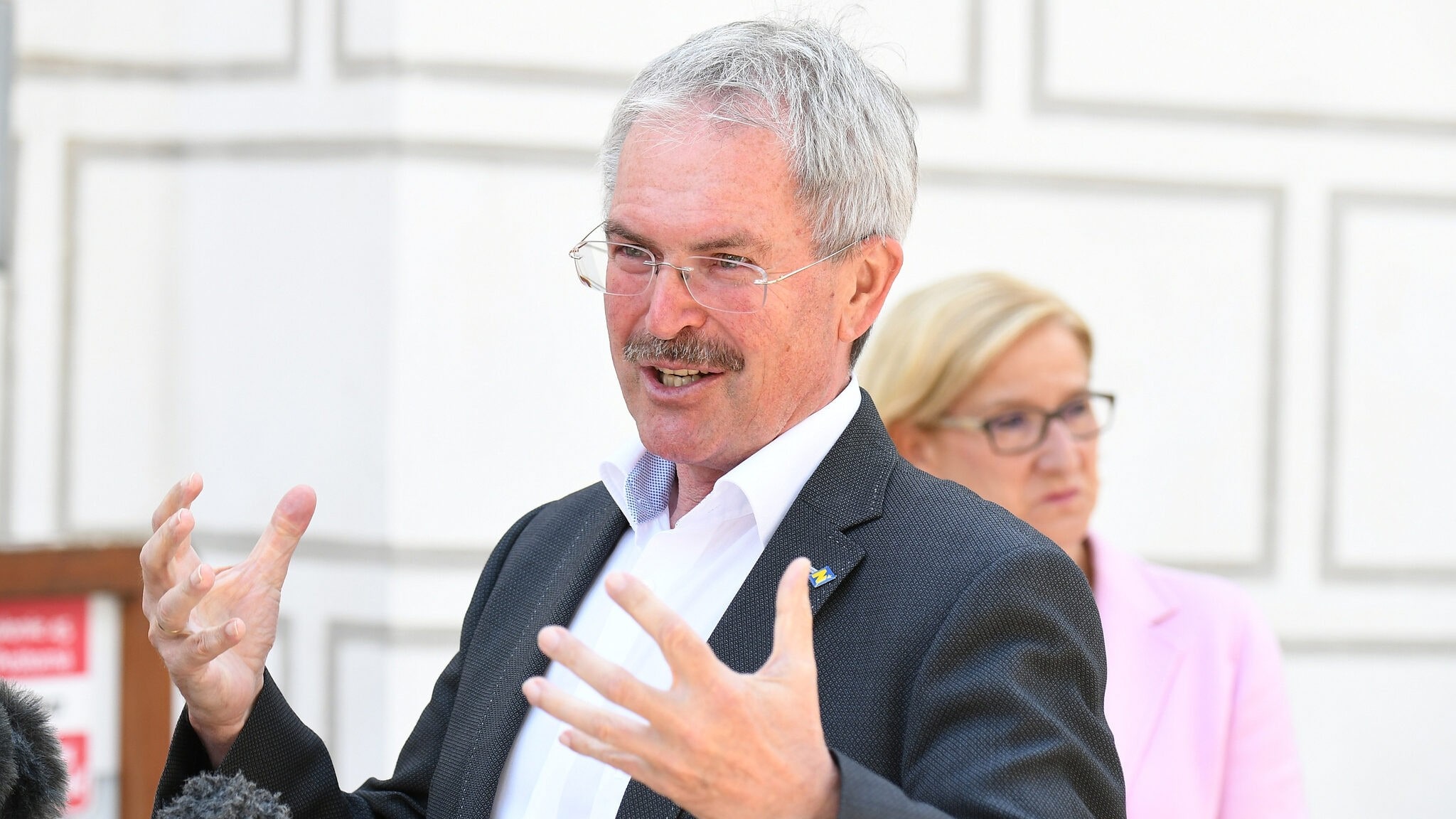 Am rad kollabiert - top-politiker mit notarzt-heli ins spital geflogen 2026