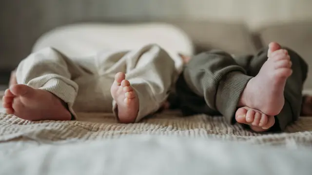 Rast unik! Lindi binjakë me prindër biologjikë të ndryshëm, gjykata merr vendimin e pazakontë 2026