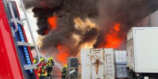 Rauchsäule und explosionen: großbrand in gewerbegebiet bei köln 2026