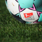 Ein Fußball der 2. Bundesliga liegt auf dem Rasen.