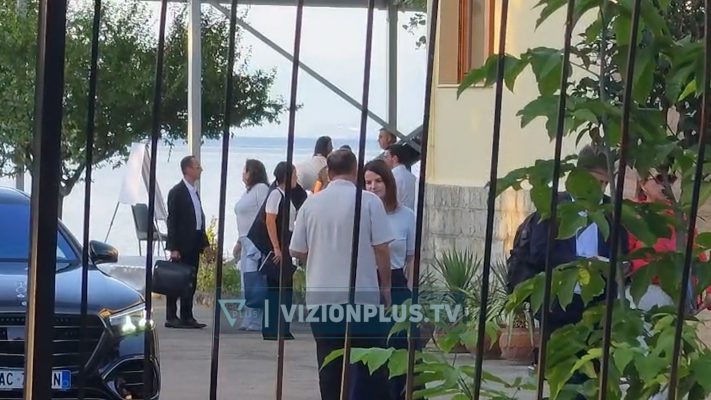 Përfundon mbledhja e qeverisë në pogradec, ministrat largohen me dosje në duar 2026