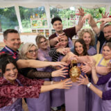 Die 14. Staffel von das große backen startet am 29. Juli bei sat. 1. Die 12 teilnehmerinnen und teilnehmer stehen um den goldenen cupcake und schauen in die kamera.