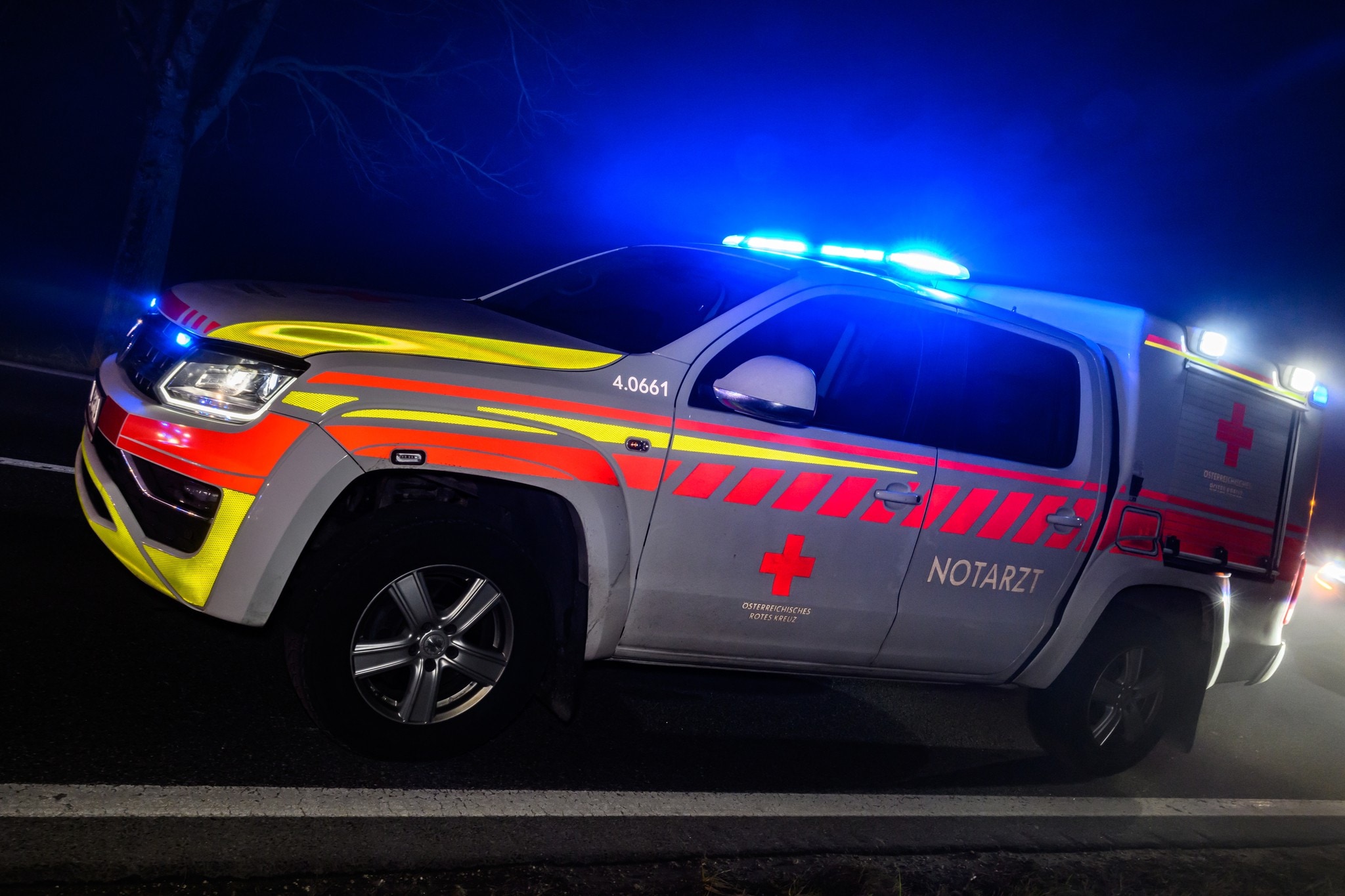 Schwerer unfall in oö - auto prallt gegen baum: junge männer (25, 26) tot 2026