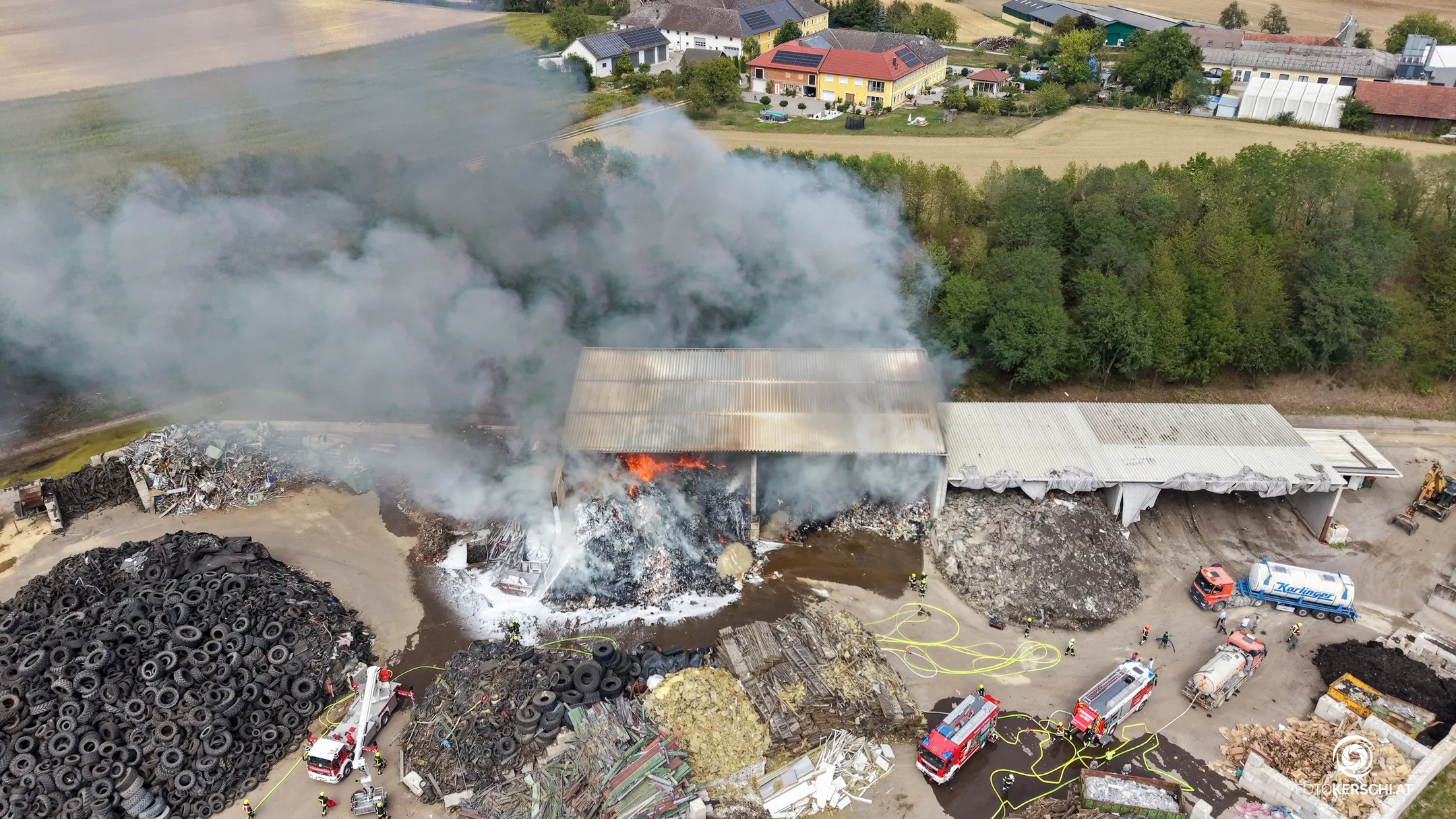 Sechs feuerwehren - meterhohe rauchsäulen nach sperrmüllbrand in nö 2026