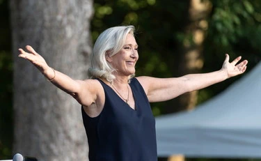 Sondaggio in Francia, Marine Le Pen davanti ma... Incubo rosso all'Eliseo 2026