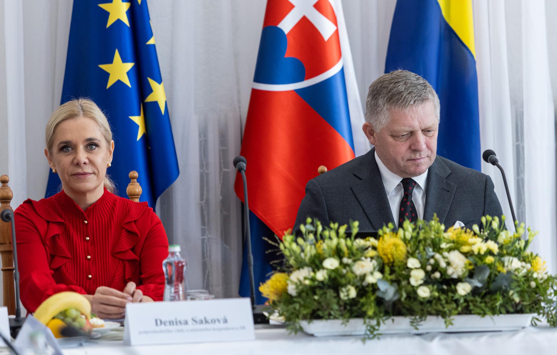 Spor fica a sakovej: minister za smer v ňom vidí obraz nálad v koalícii, právnik upozorňuje na zásadný problém 2026 - spravodlivosť - iustitia. Bg Spor fica a sakovej: minister za smer v ňom vidí obraz nálad v koalícii, právnik upozorňuje na zásadný problém 2026 spor fica sakovej minister smer vid obraz lad koal cii iustitia. Bg iustitia. Bg príprava nového jadrového zdroja v jaslovských bohuniciach vyvolala otvorené napätie medzi premiérom robertom ficom a ministerkou hospodárstva denisou sakovou. ... Spor fica a sakovej: minister za smer v ňom vidí obraz nálad v koalícii, právnik upozorňuje na zásadný problém 2026 2026-08-19 15:19:35 iustitia. Bg spravodlivosť - iustitia. Bg