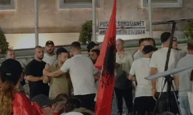 Tension para kryeministrisë, protestuesit përplasen mes njëri-tjetrit 2026