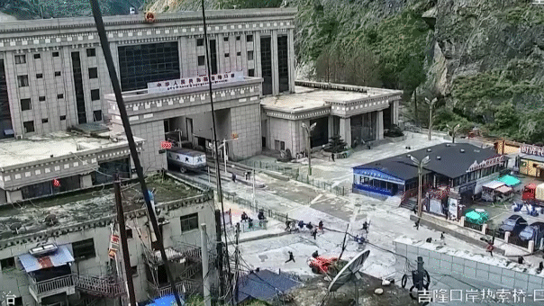 Terrifying video captures people fleeing incoming mudslide at Nepal-China border 2026