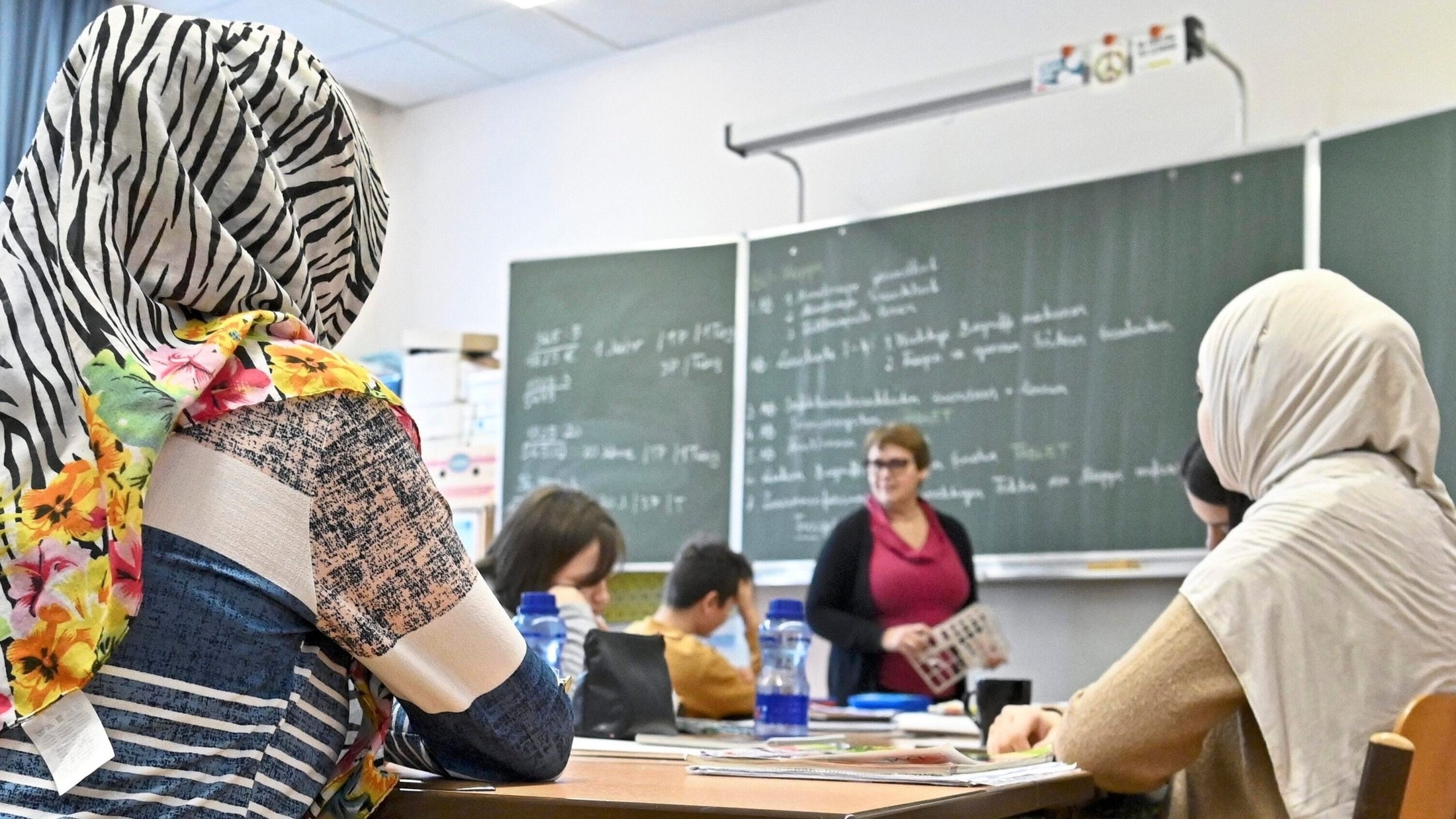 Tipps auch für lehrer - kopftuchverbot: gegner laden zu boykott-seminaren 2026